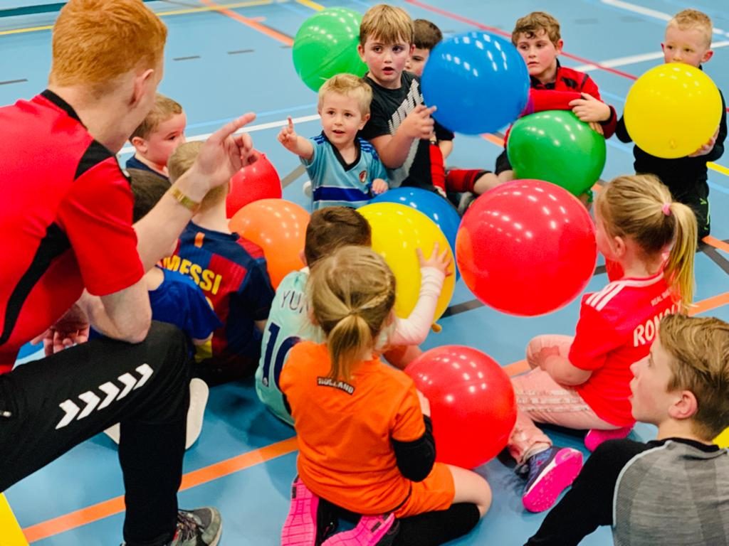 oostburg mini's met ballonnen in de zaal